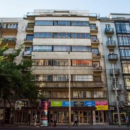 Daire Bright Lights, Big Budapeşte