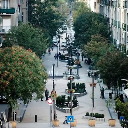 Daire Bright Lights, Big Budapeşte