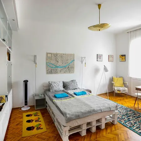 Bright Lights, Big Apartament Budapesta